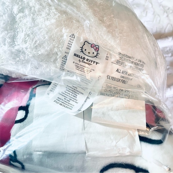 🆕🎀 Hello Kitty 2-Pack Decorative Pillows - Picture 6 of 7